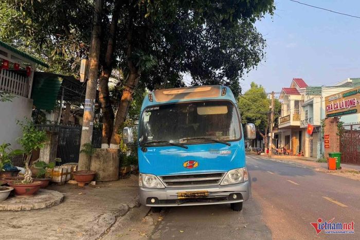 Xe khách đậu trước nhà người dân suốt 7 tháng. Ảnh: Hải Dương