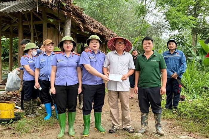  Đại diện Lãnh đạo VKSND khu vực 2 - Lào Cai trao số tiền hỗ trợ cho Bí thư Chi bộ thôn Sơn Trung.