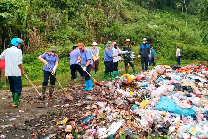  Cán bộ, công chức VKSND khu vực 2 - Lào Cai tích cực tham gia lao động, vệ sinh môi trường cùng bà con nhân dân.