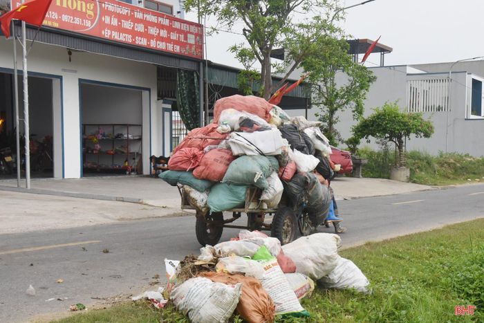 Rác thải sinh hoạt phát sinh quá nhiều, thu gom không kịp nên nhiều khu dân cư ở Lộc Hà đang bị ô nhiễm.