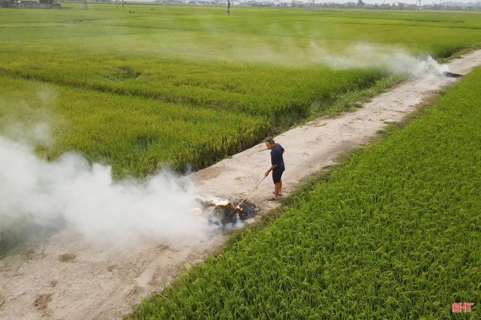 Người dân thôn Thống Nhất, xã Đông Kinh đốt rác thải sinh hoạt trên các trục đường nội đồng.