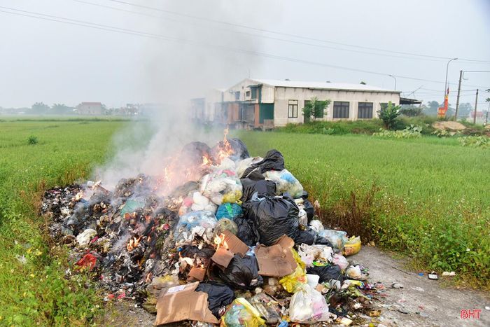 Người dân thôn Thanh Tân (xã Mai Phụ) đốt rác sinh hoạt ngay trên các tuyến đường dân sinh.
