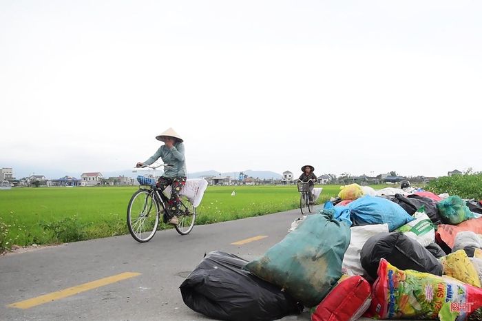 Mùi hôi thối, quang cảnh ô nhiễm trên các tuyến đường nội đồng của thôn Thống Nhất (xã Lộc Hà).