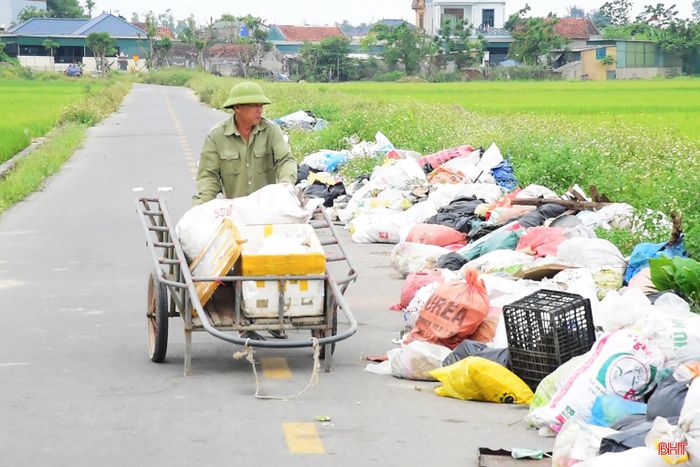 Ông Hồ Huy Tùng ở thôn Thống Nhất (xã Lộc Hà) chở các bao tải rác đã gom hàng chục ngày ra đồng vứt.