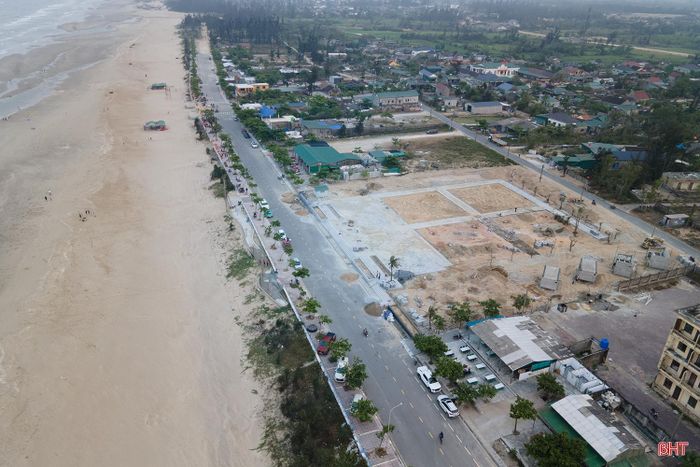 Tại biển Thạch Hải (Thạch Khê), không khí chuẩn bị cho mùa du lịch đang trở nên khẩn trương, sôi động. Tại đây, điểm nhấn là dự án xây dựng mới công trình quảng trường biển Thạch Hải.