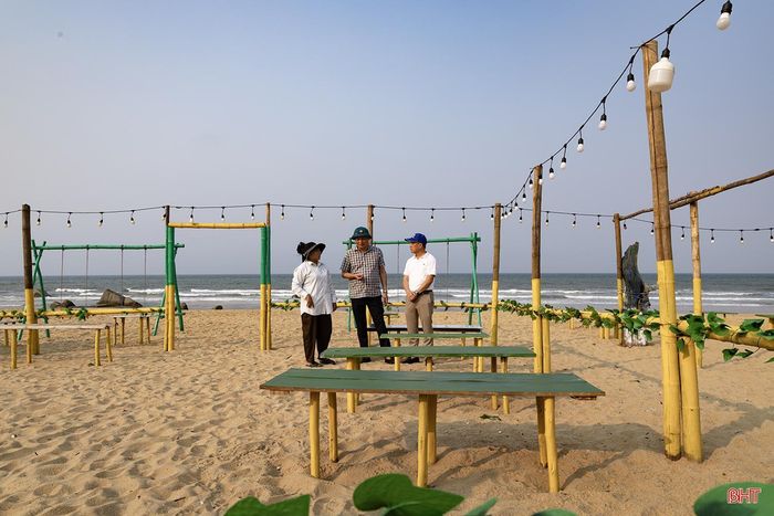 Ông Lê Tài Tuấn - Chủ tịch UBND xã Kỳ Xuân cho biết: "Biển Kỳ Xuân từ lâu đã nổi tiếng với nhiều bãi tắm đẹp, hải sản tươi ngon. Để tạo thêm các điểm nhấn, năm nay, chính quyền địa phương cùng các nhà đầu tư đã tập trung chỉnh trang cảnh quan, xây dựng khu dịch vụ giải trí ven biển để mang đến cho du khách thêm nhiều lựa chọn, đặc biệt là giới trẻ yêu thích khám phá".