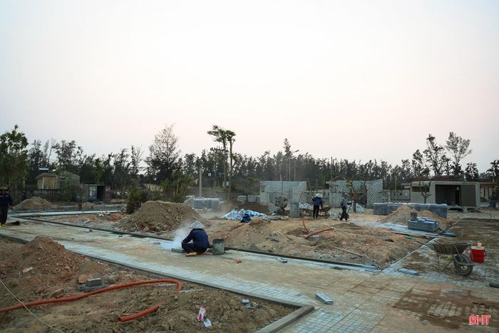  Ông Nguyễn Hồng Sinh (Trưởng phòng Văn hóa - Xã hội, UBND xã Thạch Khê) cho biết: Với diện tích hơn 2.000 m2, quảng trường biển Thạch Hải sẽ tạo ra không gian trải nghiệm cộng đồng hiện đại, đa sắc màu, góp phần tạo hiệu ứng thu hút đầu tư dịch vụ trên địa bàn. Đây cũng là điểm dừng chân hấp dẫn du khách với nhiều loại hình dịch vụ lần đầu tiên có mặt ở biển Thạch Hải trước khi tiếp tục hành trình khám phá các điểm đến trên địa bàn Thạch Khê. Hiện nay, địa phương cùng đơn vị thi công và các đơn vị liên quan đang tập trung tối đa để hoàn thiện các hạng mục nhằm phục vụ du khách, nhất là ngày khai trương 28/4. 
