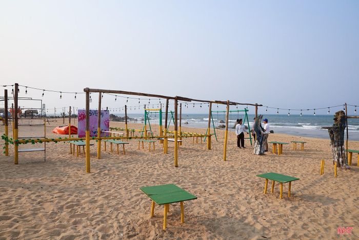 Các khu dịch vụ, giải trí ven biển được đầu tư với thiết kế trẻ trung, tạo sức hút cho du khách.