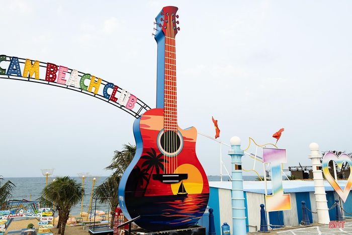 Anh Trần Xuân Vũ - chủ mô hình Beach Club Thiên Cầm cho biết: "Năm nay, ngoài đầu tư làm mới cảnh quan, đơn vị còn phát triển không gian giải trí biển theo hướng đa trải nghiệm, đa sắc màu. Đặc biệt, lần đầu tiên dân ca ví, giặm Nghệ Tĩnh được đưa lên sân khấu Beach Club bên cạnh các chương trình ca nhạc sôi động, tạo nên sự mới mẻ, ấn tượng và đa dạng cho sản phẩm du lịch biển đêm".