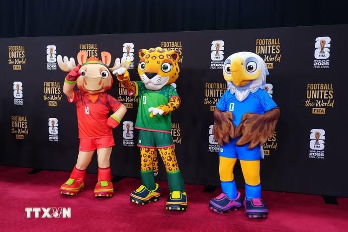 Các linh vật của World Cup 2026 ra mắt tại lễ bốc thăm (từ trái sang): Nai sừng tấm Canada, Báo đốm Mexico và Đại bàng đầu trắng Mỹ. (Ảnh: THX/TTXVN)