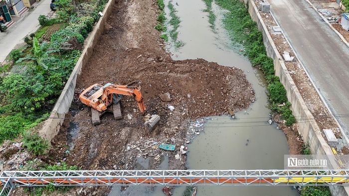 Báo cáo về tiến độ dự án, ông Hoàng Trọng Tùng - Giám đốc Ban Quản lý dự án đầu tư xây dựng công trình hạ tầng kỹ thuật và nông nghiệp Tp.Hà Nội cho biết, dự án này có tổng 19 gói thầu, trong đó có 12 gói thầu thi công kênh dẫn La Khê.