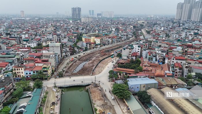 Nguyên nhân là hệ thống kênh dẫn nước La Khê đang thi công dang dở khiến dòng chảy về trạm bơm bị hạn chế.