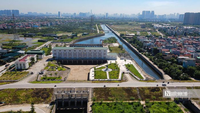 Ghi nhận của Người Đưa Tin, hạng mục Trạm bơm tiêu Yên Nghĩa đã hoàn thành với 10 tổ máy công suất 120 m³/giây, đây là công trình sẽ giúp kiểm soát úng ngập cho các khu vực Thanh Xuân, Hà Đông, Nam Từ Liêm, Đan Phượng. Tuy nhiên, hiện trạm bơm chưa thể hoạt động hết công suất do mực nước thấp, không đủ nước để vận hành.