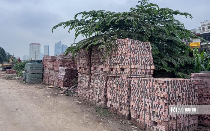 Dọc bên đường trở thành điểm tập kết vật liệu xây dựng.