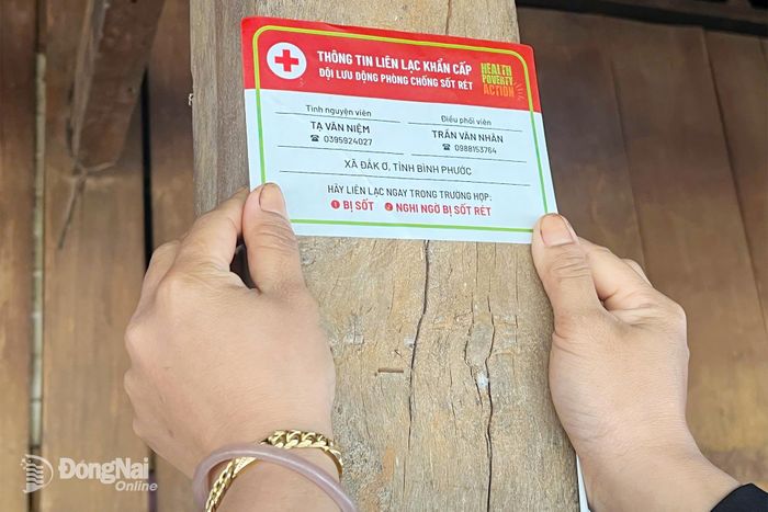 Người dân được tuyên truyền phòng tránh bệnh sốt rét. Ảnh: Ngọc Thảo