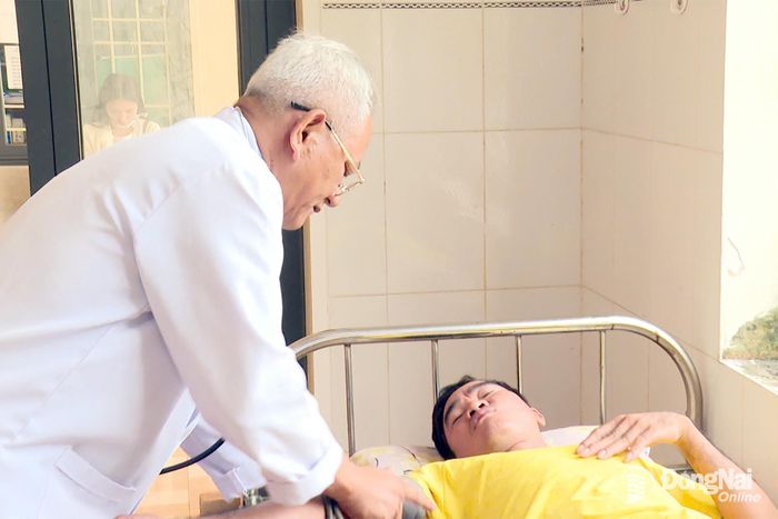 Bác sĩ Trần Văn Nhân, Phụ trách Trạm y tế xã Đăk Ơ, tỉnh Đồng Nai với hành trình hơn 20 năm gắn bó trong công tác điều trị và phòng tránh bệnh sốt rét. Ảnh: Ngọc Thảo