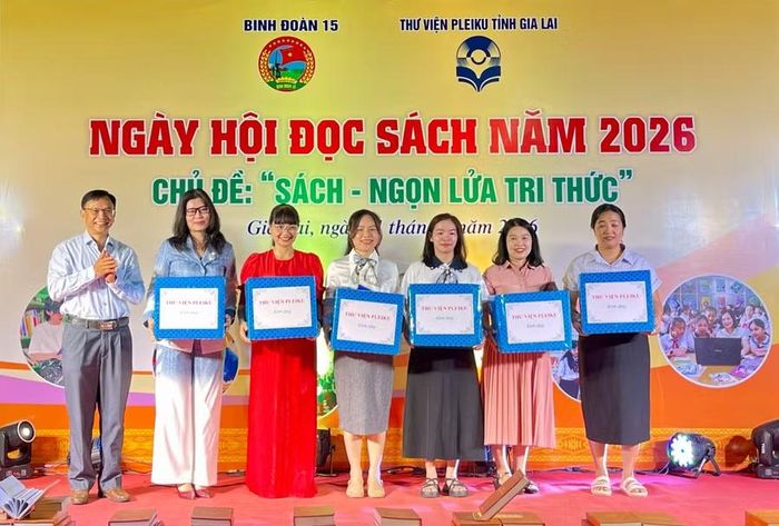  Thư viện Pleiku trao 6 phần quà cho các trường THPT trên địa bàn. Ảnh: Vũ Thảo 