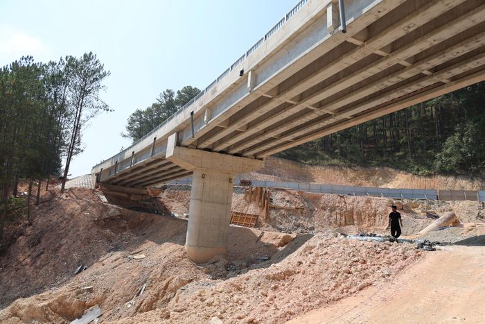 Cầu gồm 6 dầm bê tông dự ứng lực, hệ trụ mố cắm sâu vào nền đá cứng để đảm bảo khả năng chịu lực