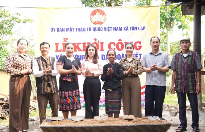 Các đại biểu dự lễ khởi công nhà "Đại đoàn kết" cho gia đình ông Hồ A Rôm - Ảnh: K.S