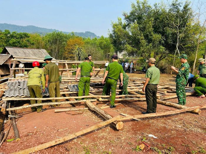 Lực lượng chức năng xã Tà Rụt giúp người dân dựng lại nhà bị hư hại do lốc xoáy - Ảnh: Đ.V