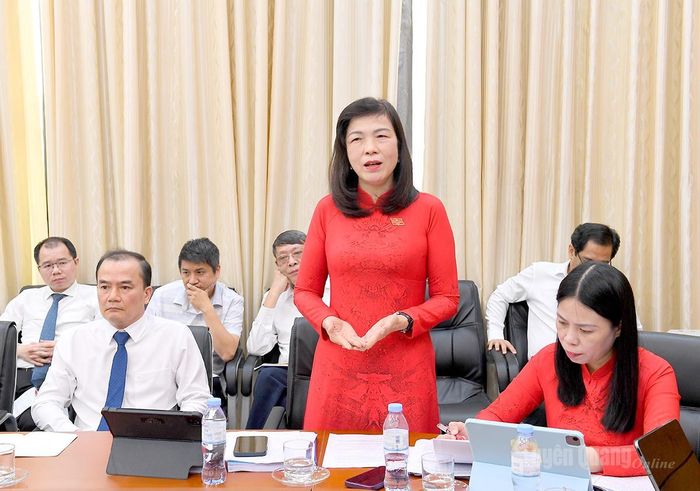  Đồng chí Phạm Thị Minh Xuân, Ủy viên Ban Thường vụ Tỉnh ủy, Phó Chủ tịch HĐND tỉnh thảo luận tại tổ 