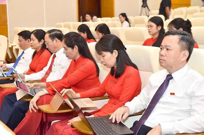 Các đại biểu dự kỳ họp.