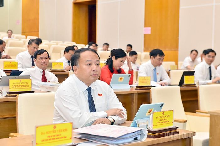 Đồng chí Phan Huy Ngọc, Chủ tịch UBND tỉnh dự kỳ họp.