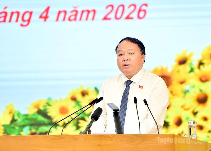 Đồng chí Chủ tịch UBND tỉnh Phan Huy Ngọc trình bày dự thảo nghị quyết tại kỳ họp.