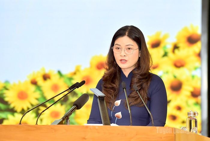 Đồng chí Vương Ngọc Hà, Phó Chủ tịch UBND tỉnh trình bày các dự thảo nghị quyết tại kỳ họp.