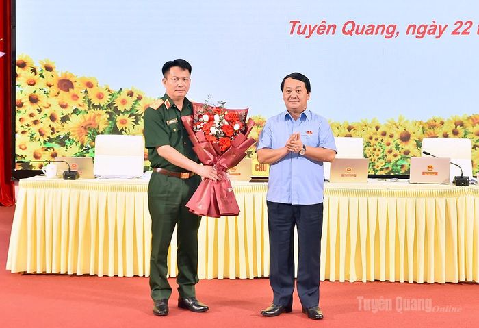 Đồng chí Bí thư Tỉnh ủy Hầu A Lềnh tặng hoa chúc mừng đồng chí Nguyễn Đình Cương, Thiếu tướng, Chỉ huy trưởng Bộ Chỉ huy quân sự tỉnh được bầu là Ủy viên UBND tỉnh.