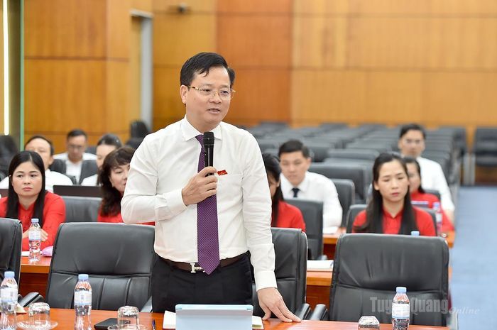 Đại biểu Trần Quang Minh, Trưởng ban Tổ chức Tỉnh ủy tham gia thảo luận tại tổ.