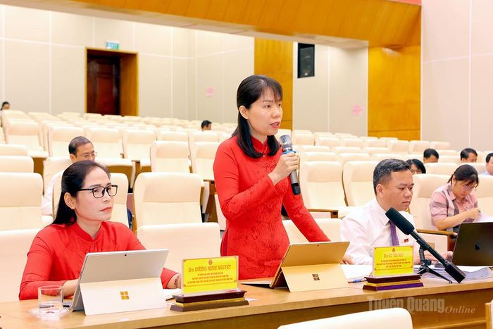 Đại biểu HĐND tỉnh khóa XX Khánh Thị Xuyến, Bí thư Đảng ủy, Chủ tịch HĐND xã Yên Sơn phát biểu ý kiến thảo luận tại tổ số 1.