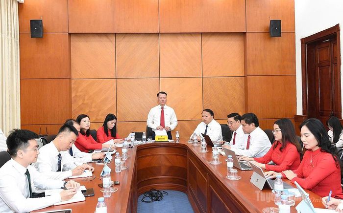 Các đại biểu HĐND tỉnh tham gia thảo luận tại tổ số 3.
