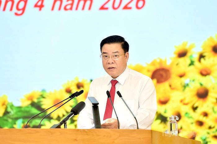 Đồng chí Hoàng Gia Long, Phó Chủ tịch UBND tỉnh trình bày các dự thảo nghị quyết tại kỳ họp.
