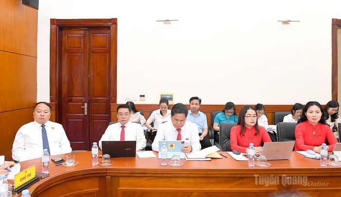 Đồng chí Phan Huy Ngọc, Phó Bí thư Tỉnh ủy, Chủ tịch UBND tỉnh và các đại biểu tham gia thảo luận tại tổ đại biểu số 3.