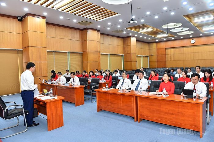 Các đại biểu tham gia thảo luận tại tổ thảo luận số 2.