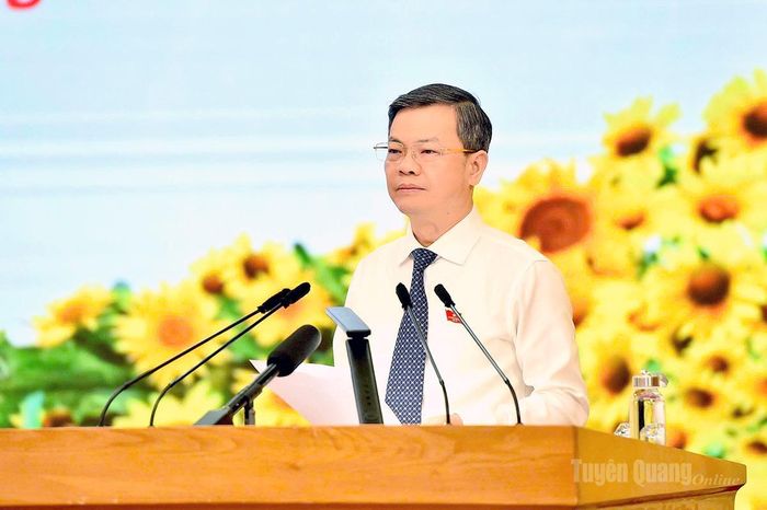 Đồng chí Chủ tịch HĐND tỉnh Nguyễn Văn Sơn phát biểu khai mạc kỳ họp.