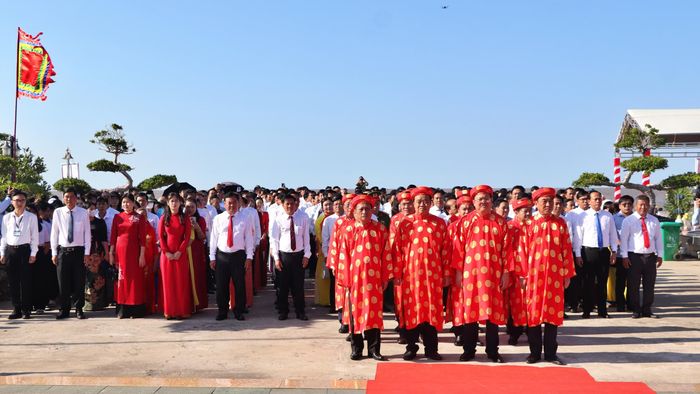 Các đại biểu tham dự lễ Tri ân Đức Quốc Tổ Lạc Long Quân năm 2026 tại Đền thờ Lạc Long Quân (xã Đất Mũi, tỉnh Cà Mau).