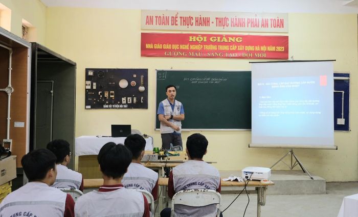 Học sinh trong giờ học tại lớp, tham gia các nội dung đào tạo nghề gắn với thực tiễn.