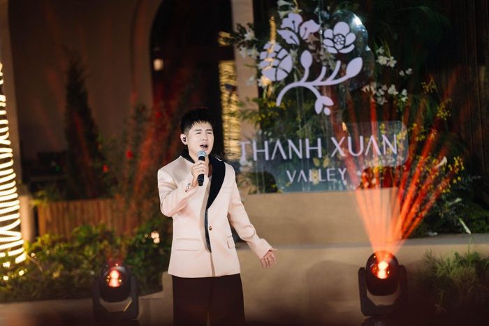 Ca sĩ Hoàng Hải mở đầu đêm nghệ thuật bằng những ca khúc đong đầy cảm xúc giữa không gian khoáng đạt của Country Club.