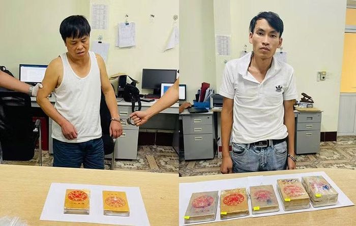Đối tượng Bế Ngọc Đức và Dương Văn Cai cùng số bánh heroin tang vật.