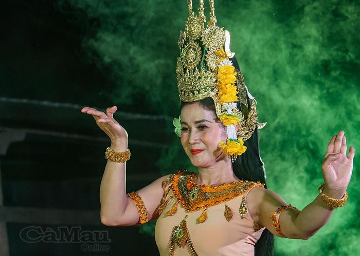  Nghệ sĩ Hữu Thị Lụa uyển chuyển trong điệu múa Apsara truyền thống.