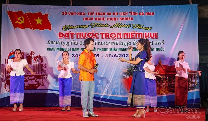 Nghệ sĩ Thạch Sa Mết và nữ nghệ sĩ Sô Phone hoà giọng trong bài hát "Đoá hoa đại ngàn".