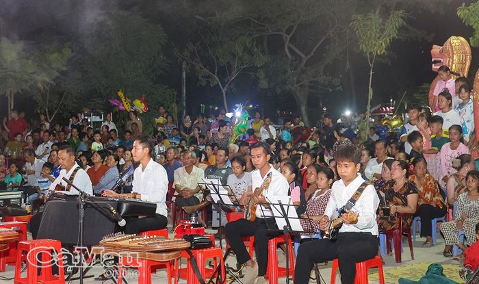  Đông đảo bà con trong phum sóc đến xem.