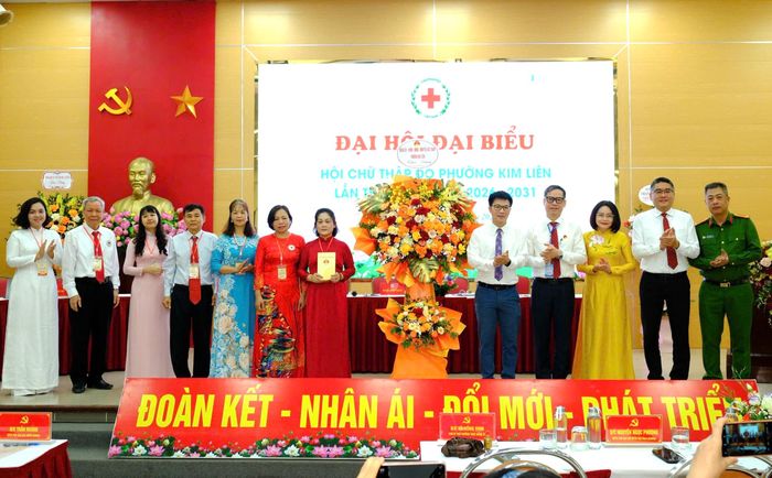 Lãnh đạo phường Kim Liên tặng lẵng hoa chúc mừng Đại hội. Ảnh: PV