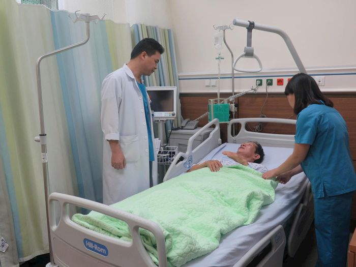 Khám và điều trị cho bệnh nhân tại Bệnh viện Đa khoa Xanh Pôn. Ảnh: Phạm Hùng