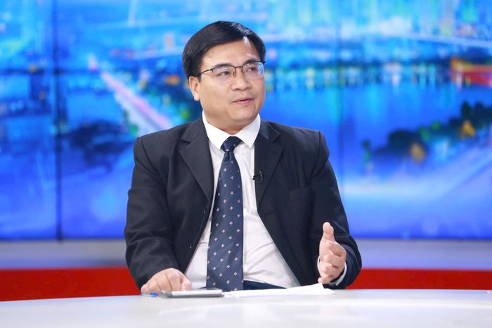 Ông Lê Tuấn Phong, Phó Vụ trưởng Vụ Công tác xây dựng văn bản quy phạm pháp luật, Bộ Tư pháp trao đổi tại chương trình. Ảnh Phạm Hùng
