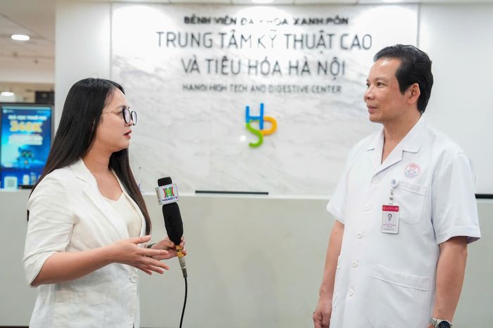 Tiến sĩ, bác sĩ Trần Văn Trung, Phó Giám đốc Bệnh viện Đa khoa Xanh Pôn trao đổi với phóng viên tại điểm cầu Bệnh viện Đa khoa Xanh Pôn. Ảnh: Huy Phạm
