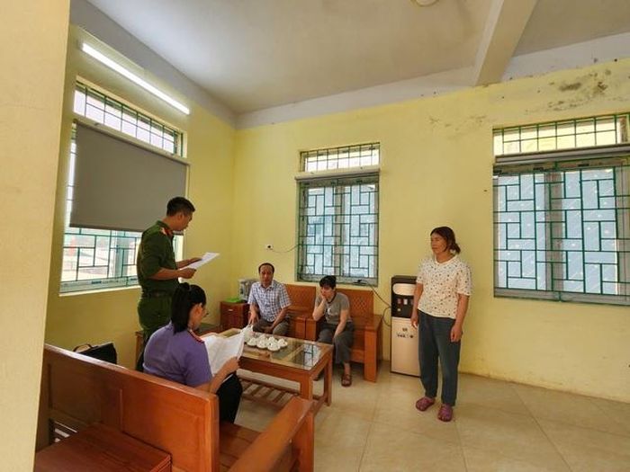 Cơ quan công an công bố các quyết định khởi tố, bắt bị can để tạm giam đối với Lường Thị Thu. Ảnh: Công an tỉnh Phú Thọ
