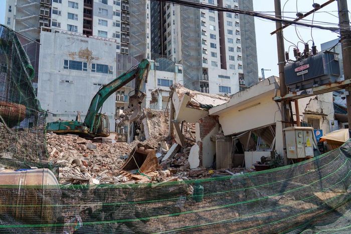 Căn nhà số 27 Trần Quý Cáp bị đổ sập hoàn toàn. Ảnh: Tấn Thành.